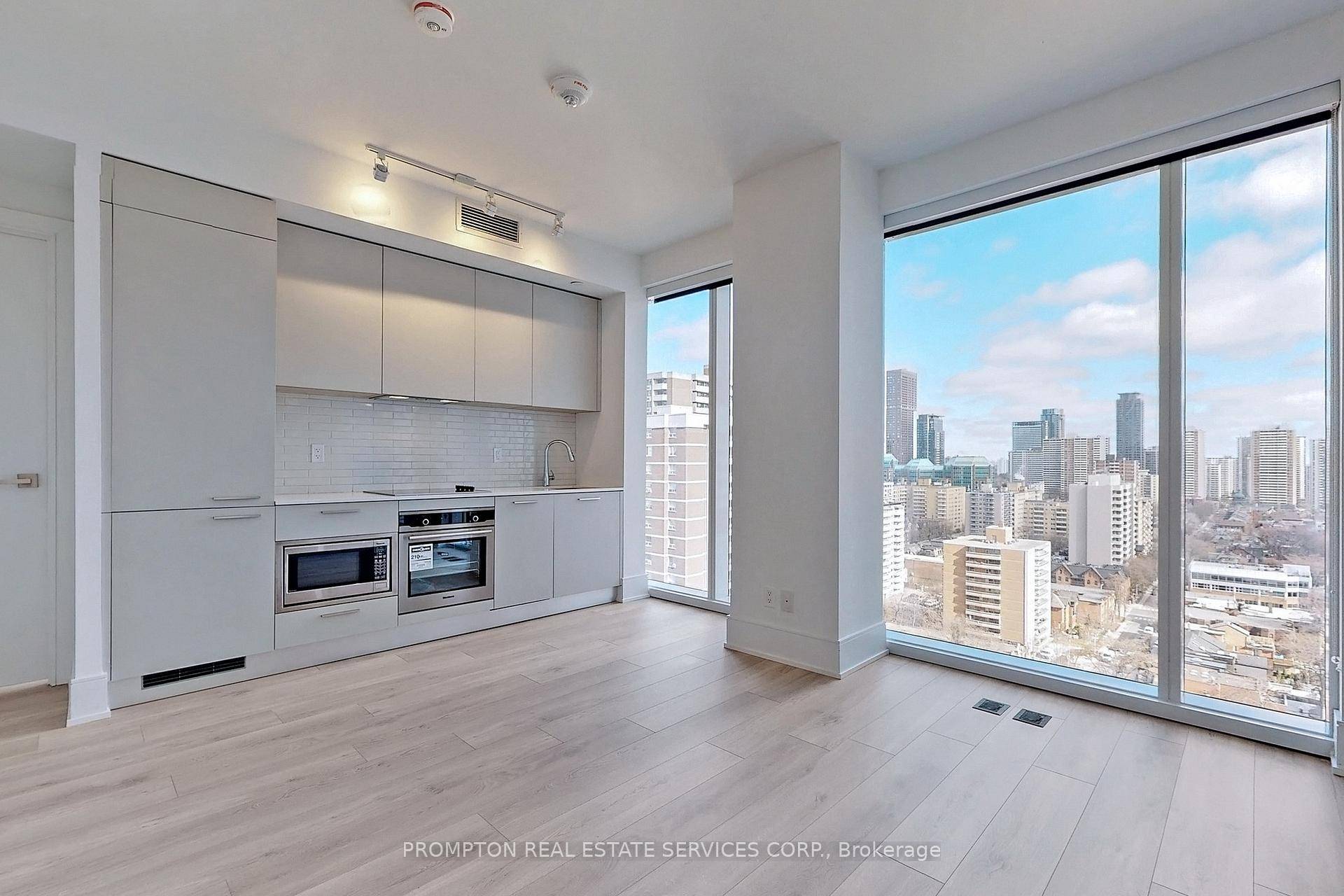 Glamorous amp ; Convenient Downtown Living At Luxurious Gloucester On Yonge W Direct Access To Subway.