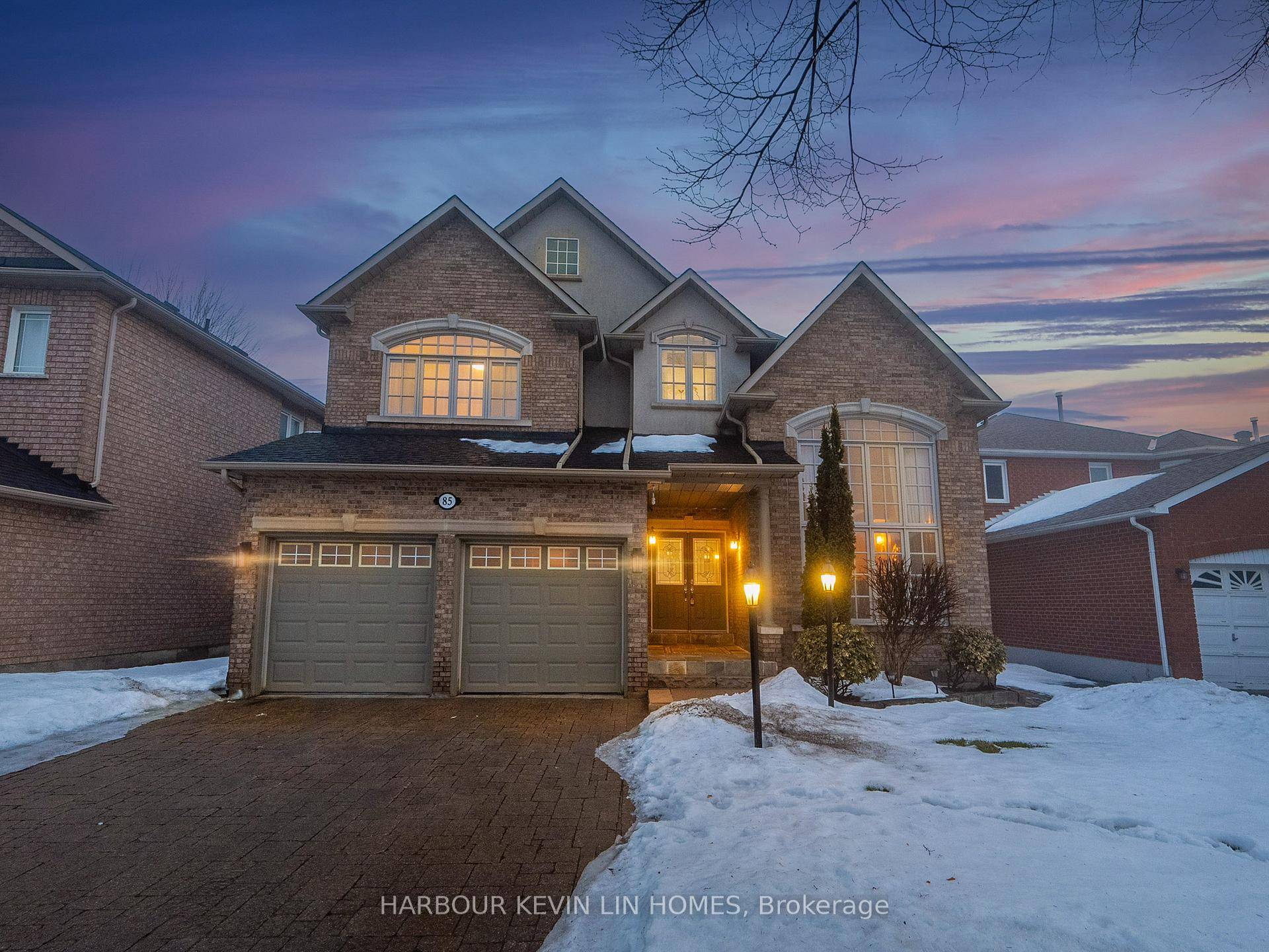 Beautiful Custom Built Family Home Built In 2004, Younger Than Most Homes In Doncrest Community Features 9 Ft Ceilings On Main Floor amp ; Cathedral High Ceilings In Living Room.
