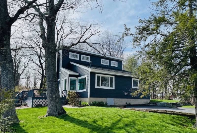Perched at the high point of Upper Greenwood Lake ?