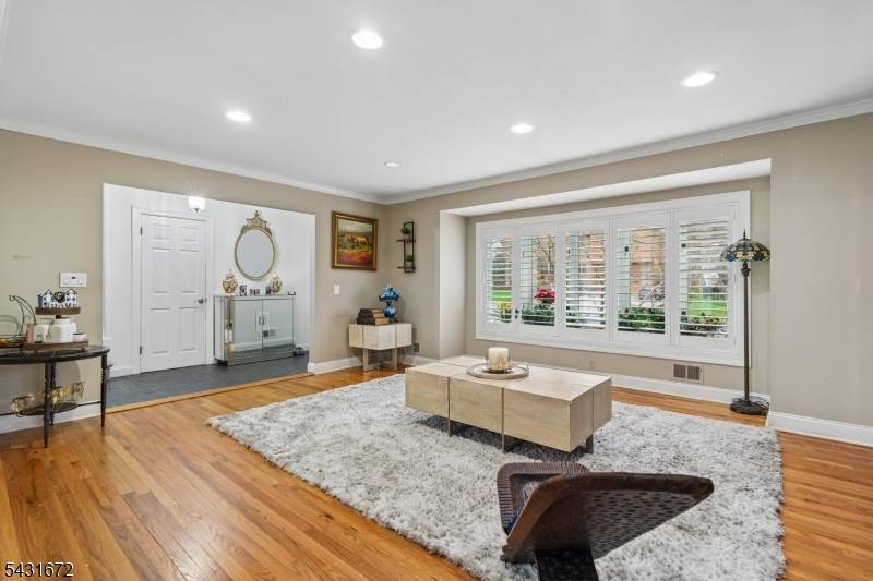 The PERFECT RENTAL w 2 Primary En Suites !
