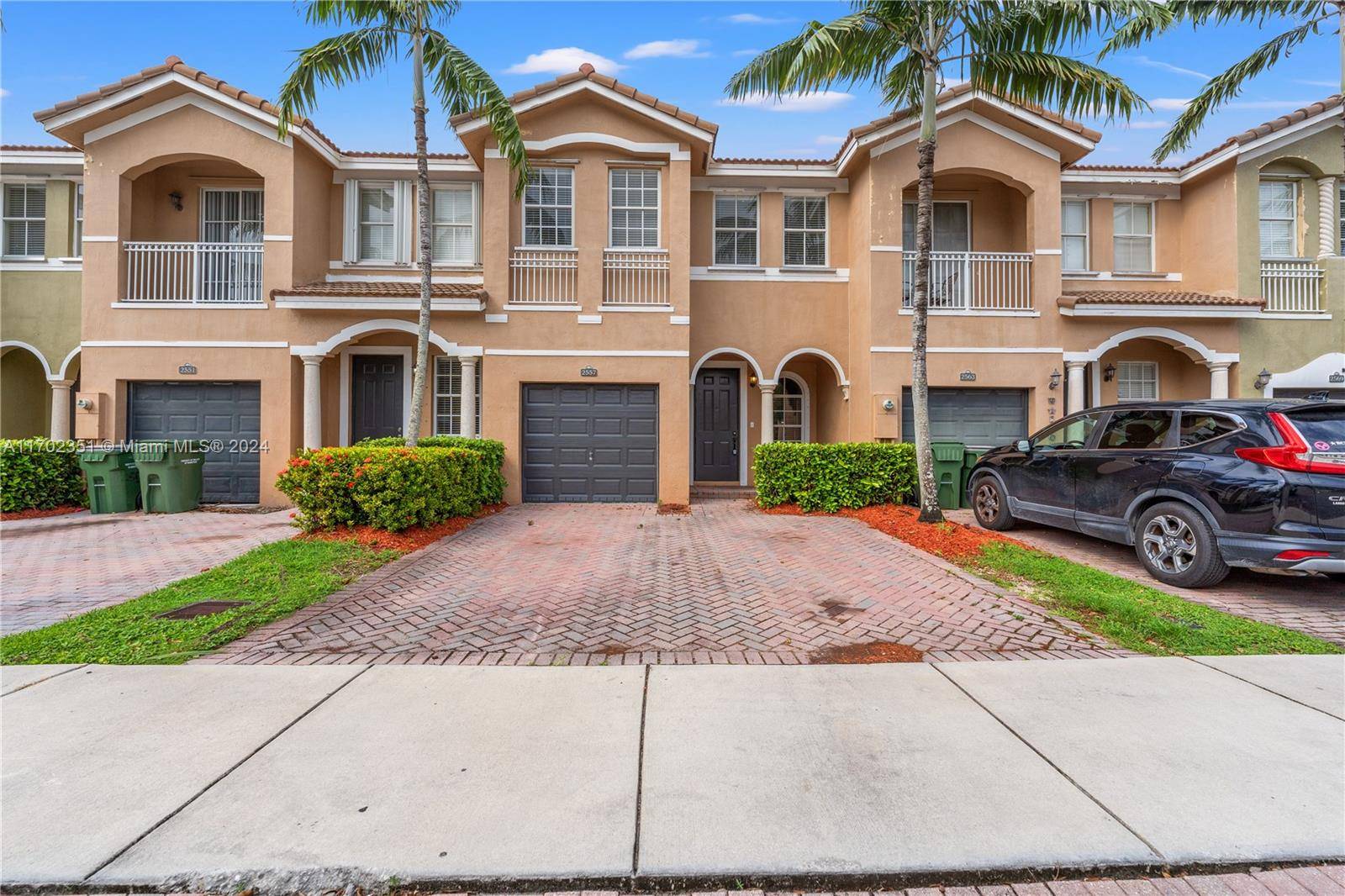 Beautiful, huge 4 bedroom 2.