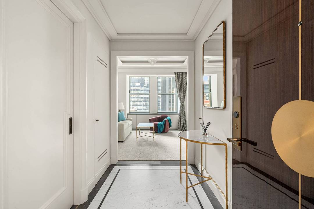 The Waldorf Astoria Residences in New York offer a rare opportunity to live in one of the city s most iconic landmarks, blending historic Art Deco grandeur with modern luxury.