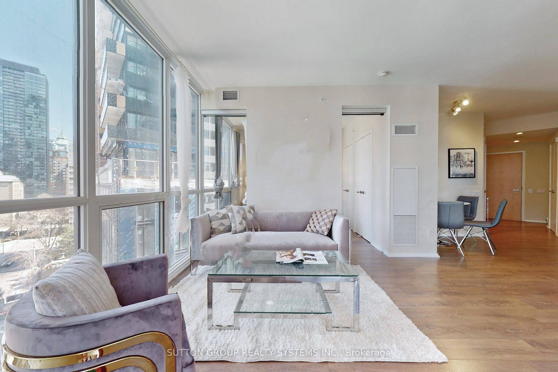 Welcome to 909 45 Charles St A beautifully appointed condo offering 718Sqft, 1 spacious bedroom plus a versatile den, complemented by 2 modern bathrooms.
