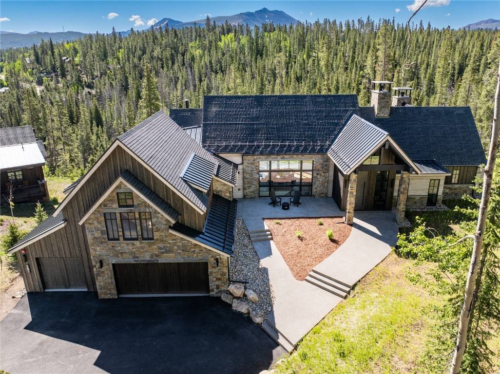 A true mountain getaway, this stunning, newly constructed masterpiece combines the elegance of high end finishes and furnishings with the tranquility of nature, creating a luxurious retreat just minutes from ...