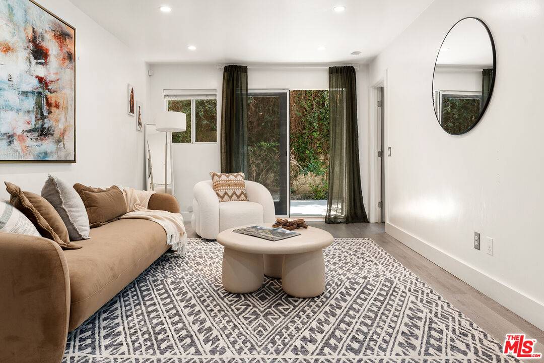 532  N Rossmore Ave 1BR Mid Wilshire La