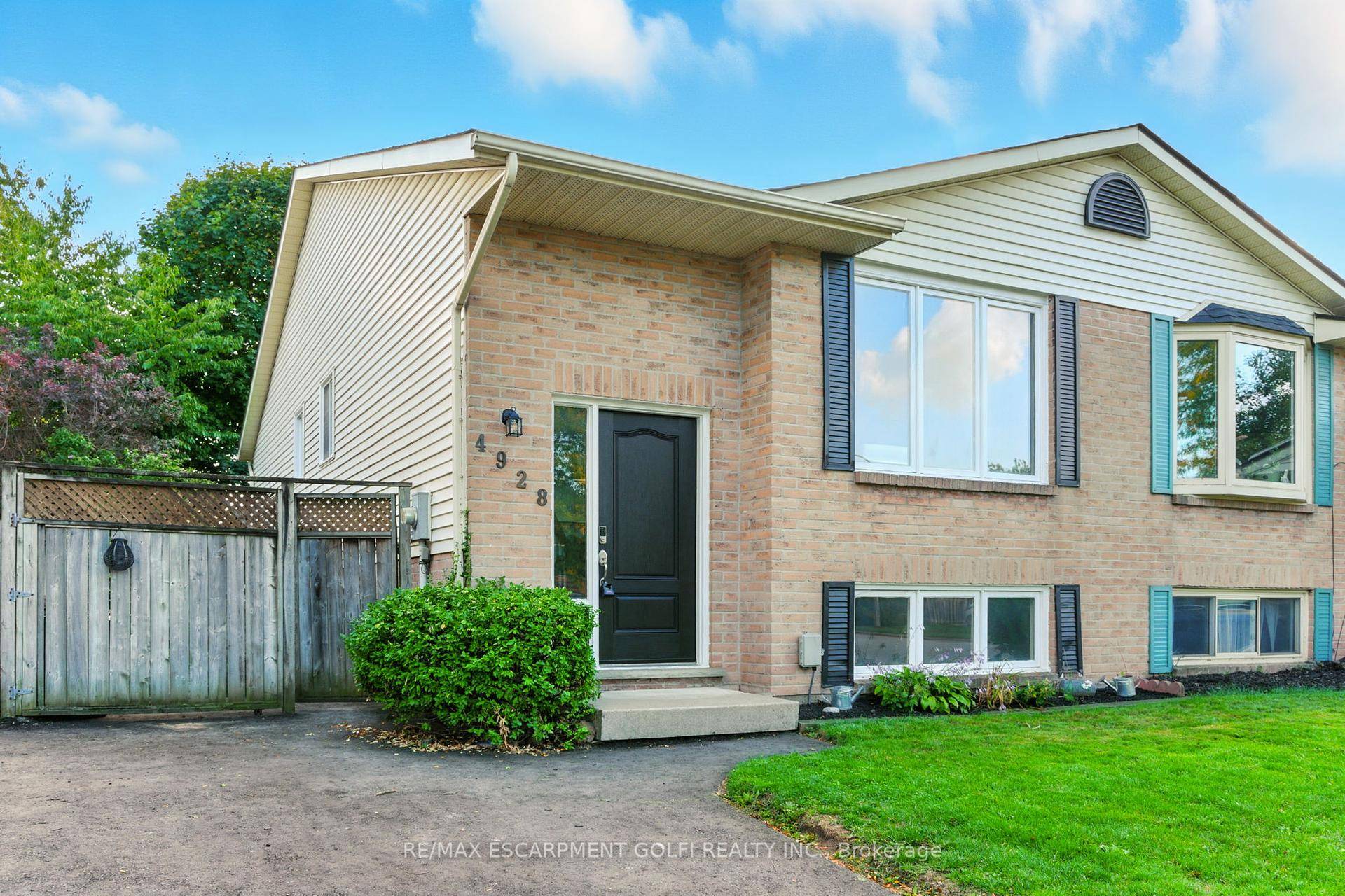 Welcome to 4928 Hickory Lane in Beamsville.