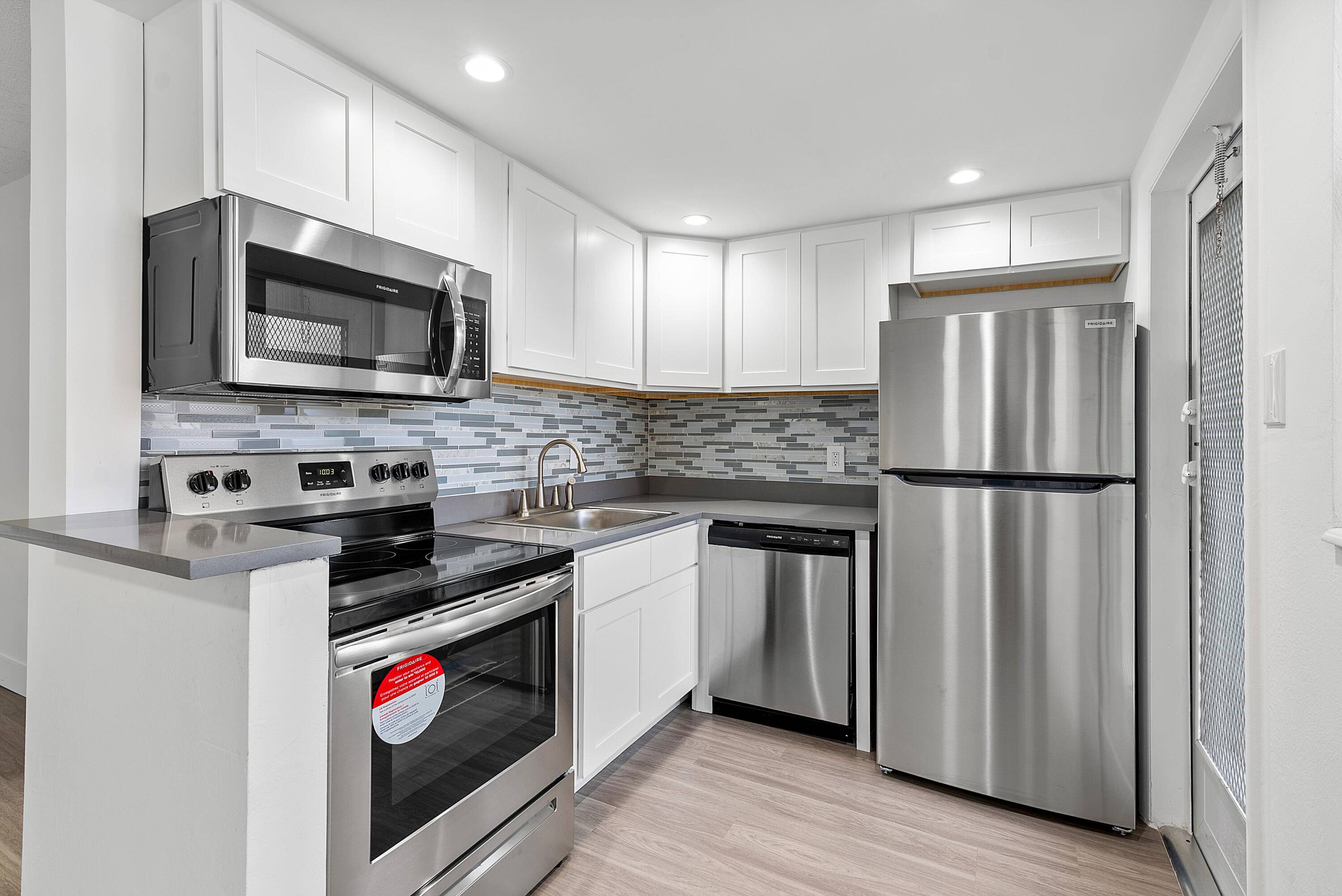 Bright, modern, and move in ready !