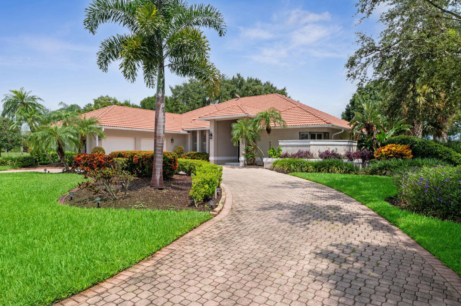 Stunning 3BR 3BA Home with Golf Course Views Resort Style Pool.