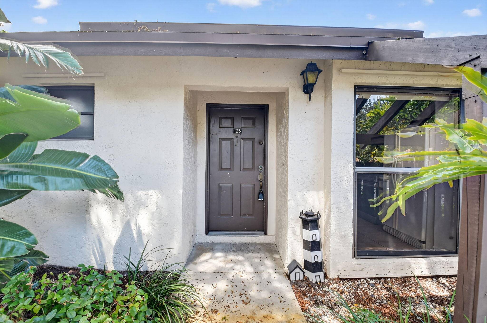 Welcome to this charming villa in the heart of Boynton Beach, located in the highly sought after community of Dos Lagos.