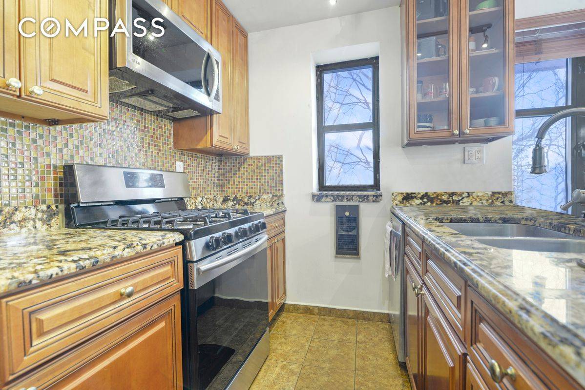 Large and bright 2 Bedroom 2 Bathroom with a Washer Dryer in unit, a deeded Parking Spot and a fully fitted and recently renovated kitchen with dishwasher.