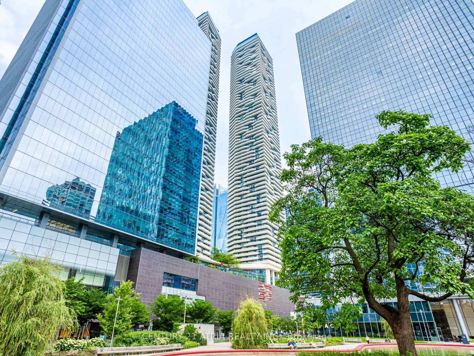 Large 2 Bedroom with 2 Bathroom Unit with With Locker Included In The Luxurious Harbour Plaza Residences !