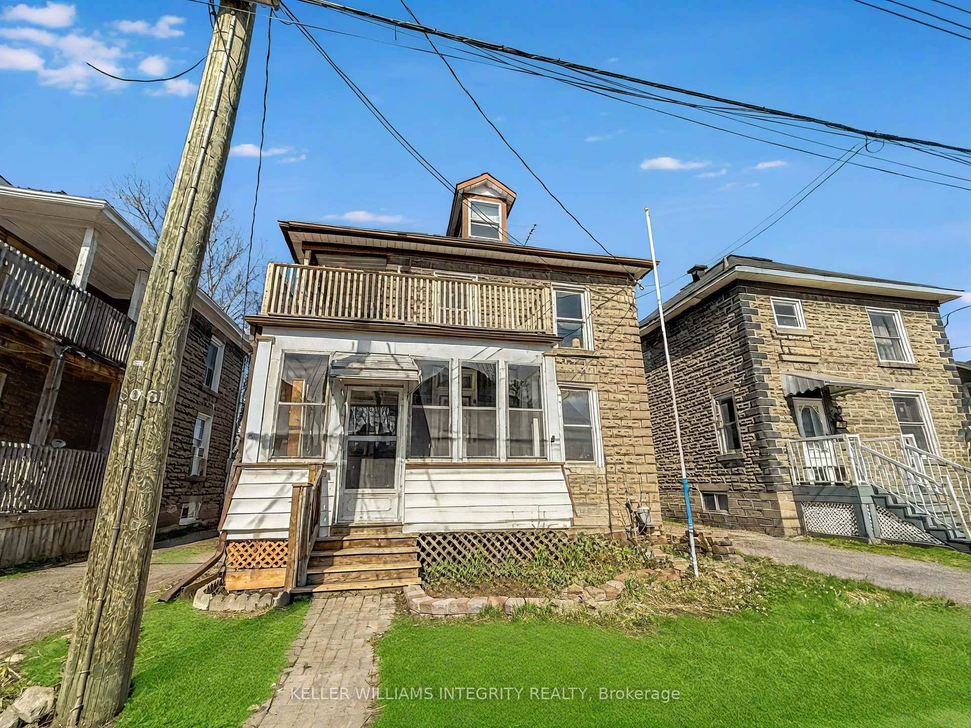 Welcome to this charming 3 bedroom, 2 bathroom home in the heart of Smiths Falls.