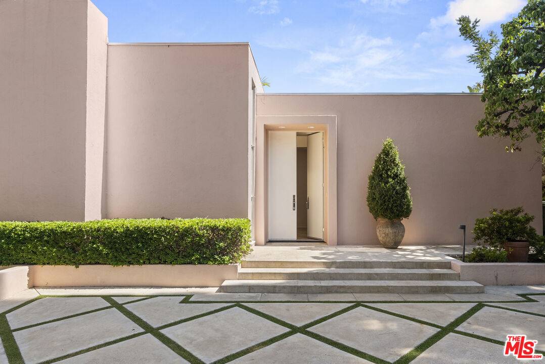 9032   Thrasher Ave 3BR Sunset Strip La