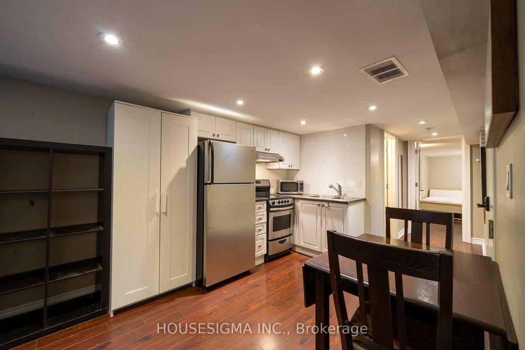 Furnished Victorian Semi In An Impeccable Location, Facing A Park.