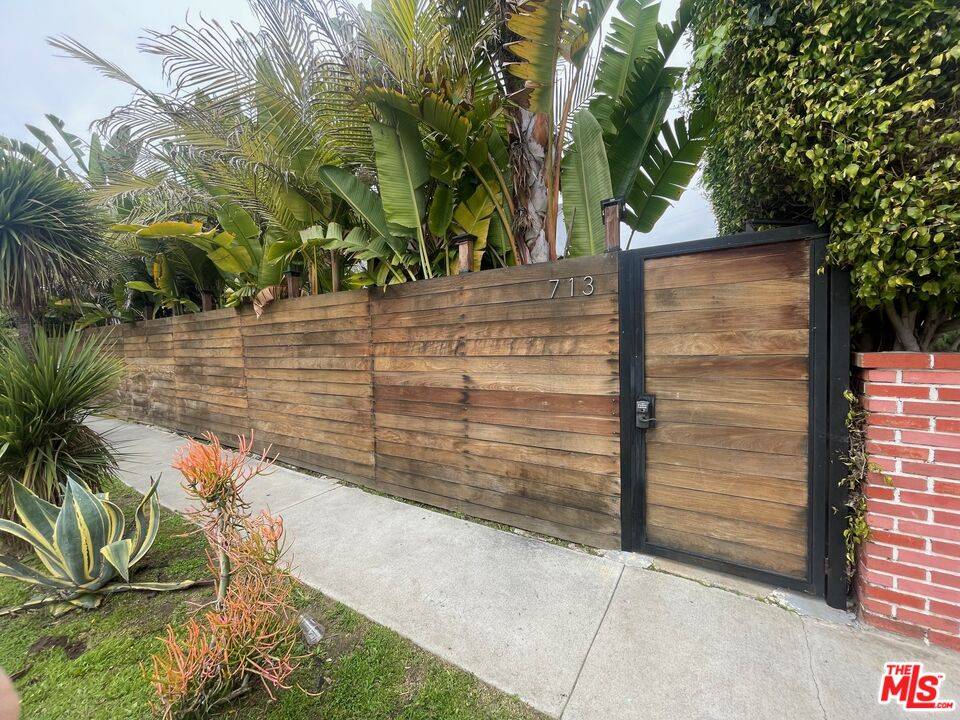 713 Vernon Ave 1BR Marina Del Rey La