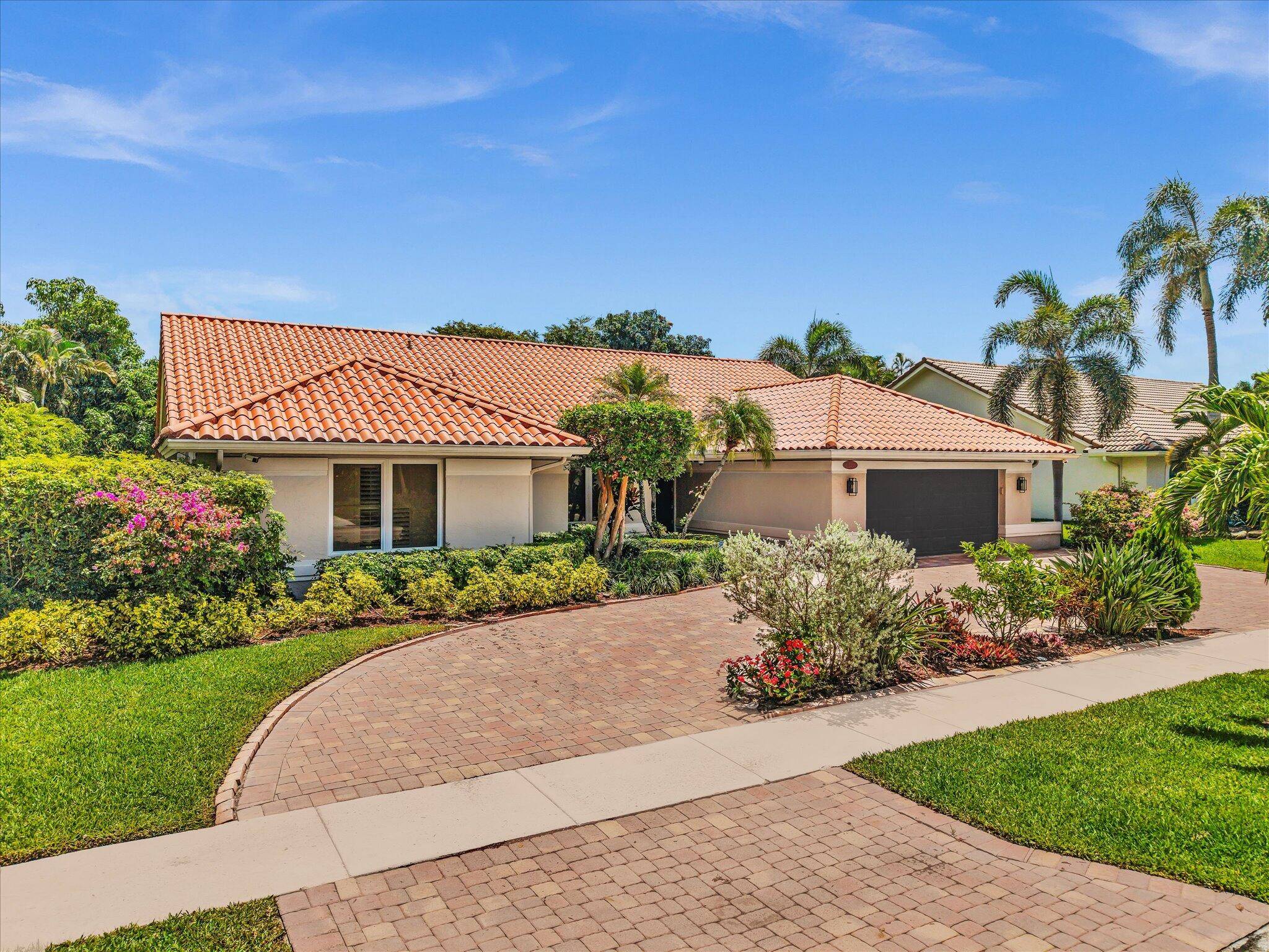 Welcome to the sought after Colonnade community, centrally located within A rated school zone.