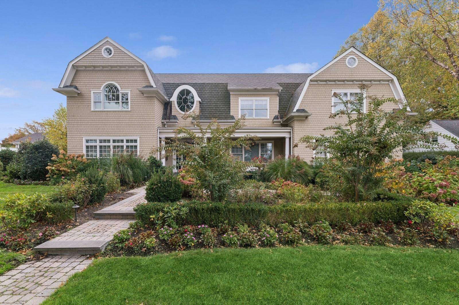 Nestled in the heart of Garden City s Central Section, this stunning Colonial, built in 2014, seamlessly blends classic elegance with modern luxury.