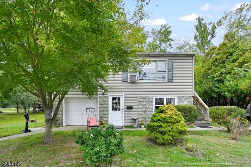 Well Cared For Home With Flexible Living Space In Oakland, NJ !