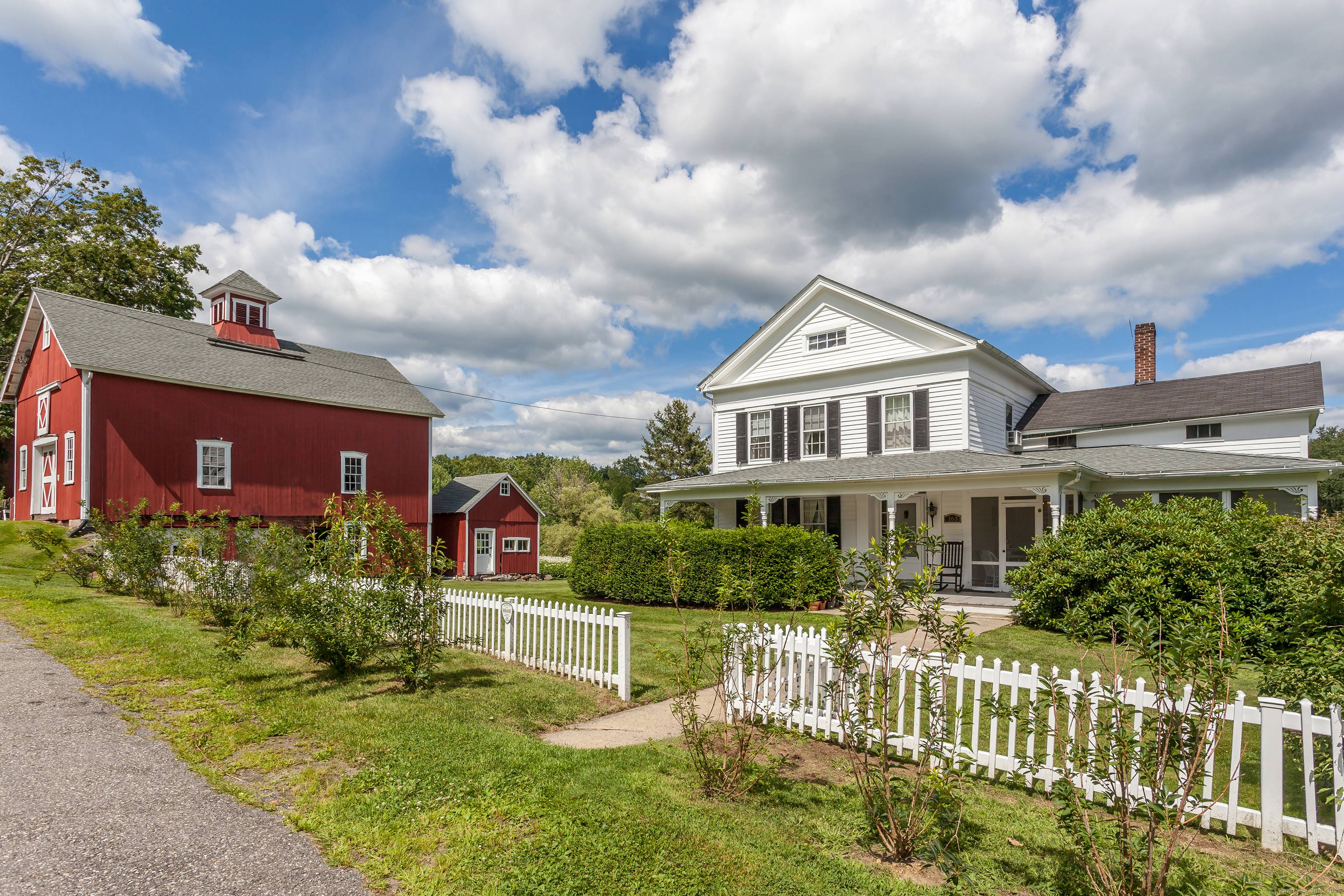 Historic Elegance Meets Countryside Charm in Warren, Ct Nestled within the picturesque expanses of Litchfield County, this magnificent 4 bedroom, 2.
