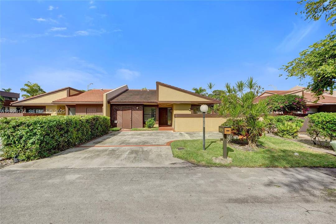 Welcome to Sky Lake Villas, a quiet residential community in a super convenient pocket of North Miami, just minutes from Aventura and the beaches.