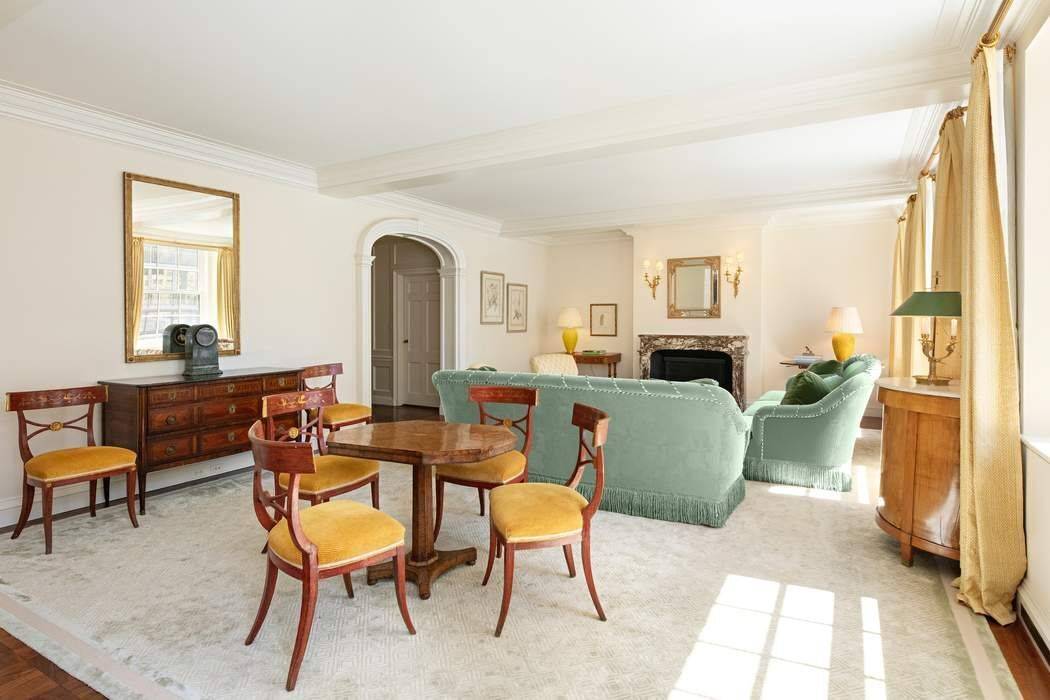 Perfectly located in the heart of the Upper East Side, this wonderful full floor residence benefits from an expansive and versatile layout and elegant proportions.