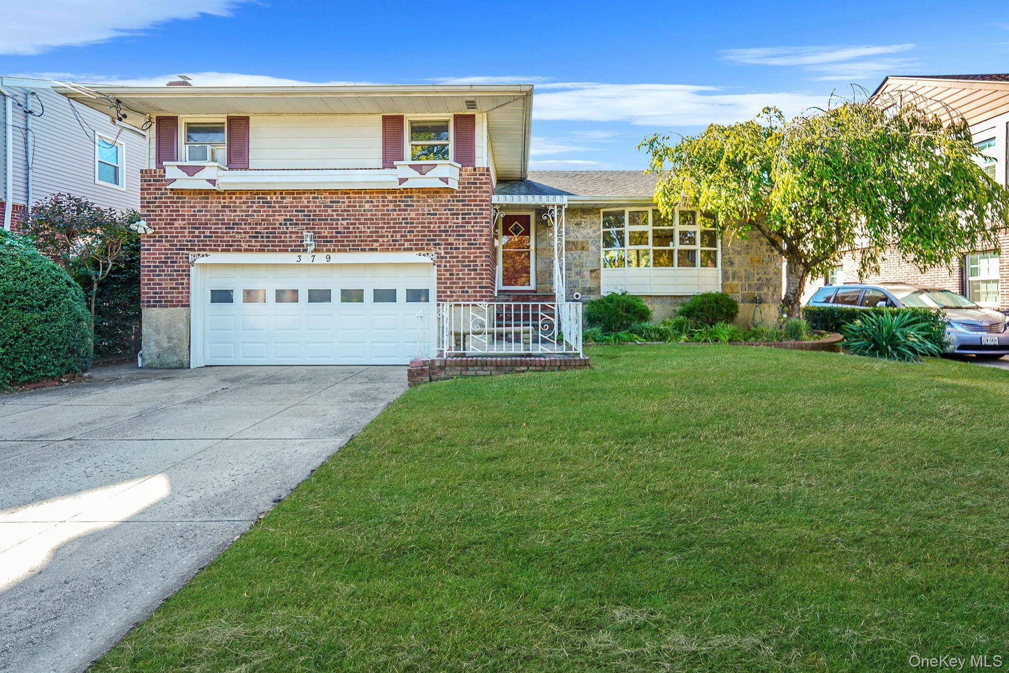 Spacious 3 Bedroom, 2. 5 Bath Split Level Home Located In Desirable Garden City South Within The Franklin Square School District.