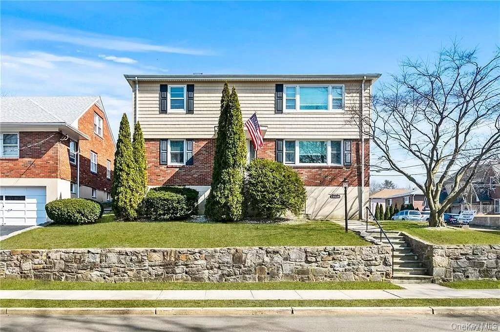 Beautiful and bright 3 bedroom apartment on the second floor of a charming multifamily home in the desirable Silver Lake area.