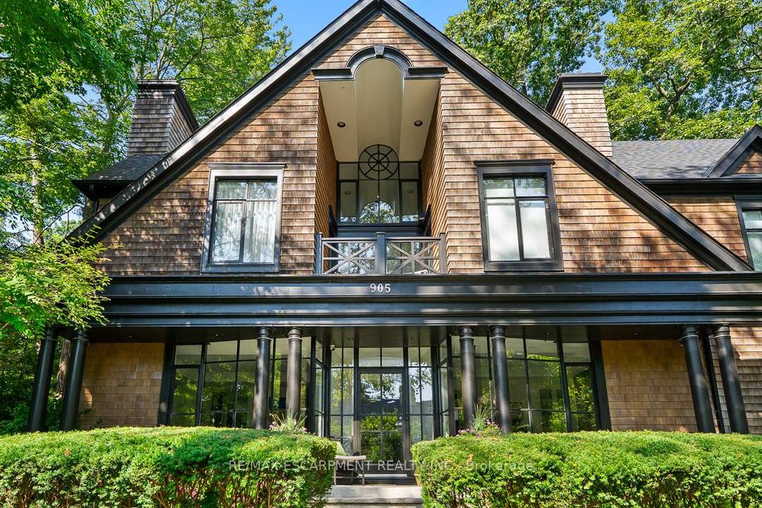 Completely remastered amp ; set in prestigious Lorne Park Estates, this award winning home combines modern Cape Cod finishes w contemporary elegance.