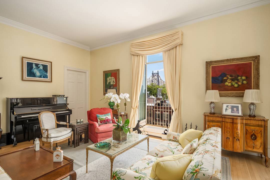Rare Opportunity Former Kennedy Residence at 4 Sutton Place Can Be Combined with Apartment 7 N to Create a Grand Full Floor Duplex Home The long time home of President ...