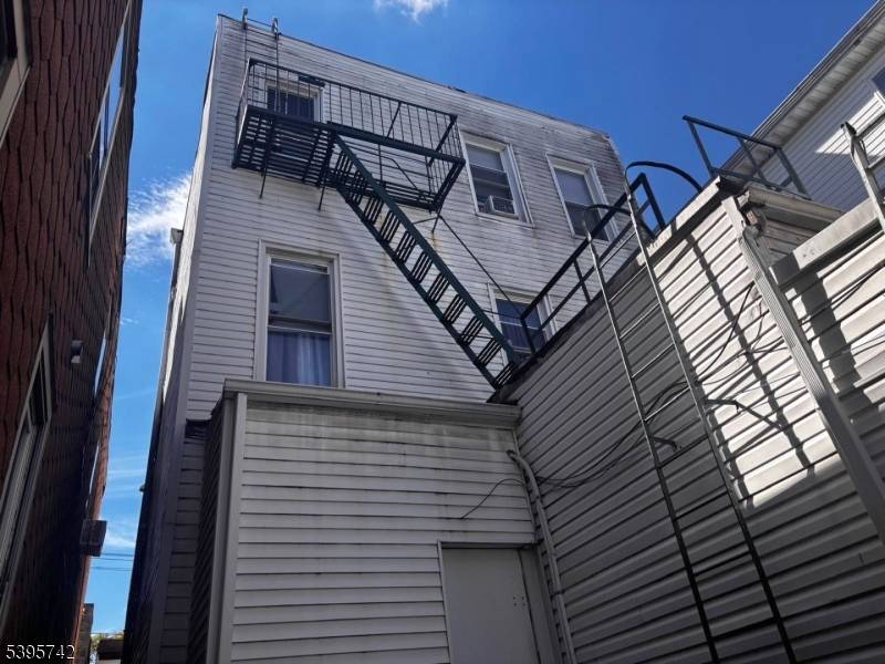 This well maintained property is ideal for investors, first time buyers, or business owners !