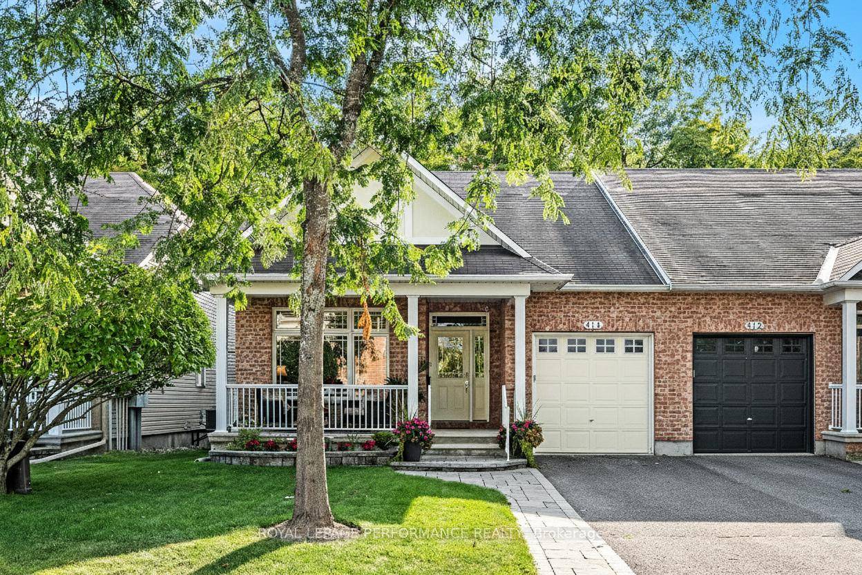 Welcome to this EXTRAORDINARY END UNIT Bungalow with NO REAR NEIGHBOURS and over 2, 200 sq ft of living space !