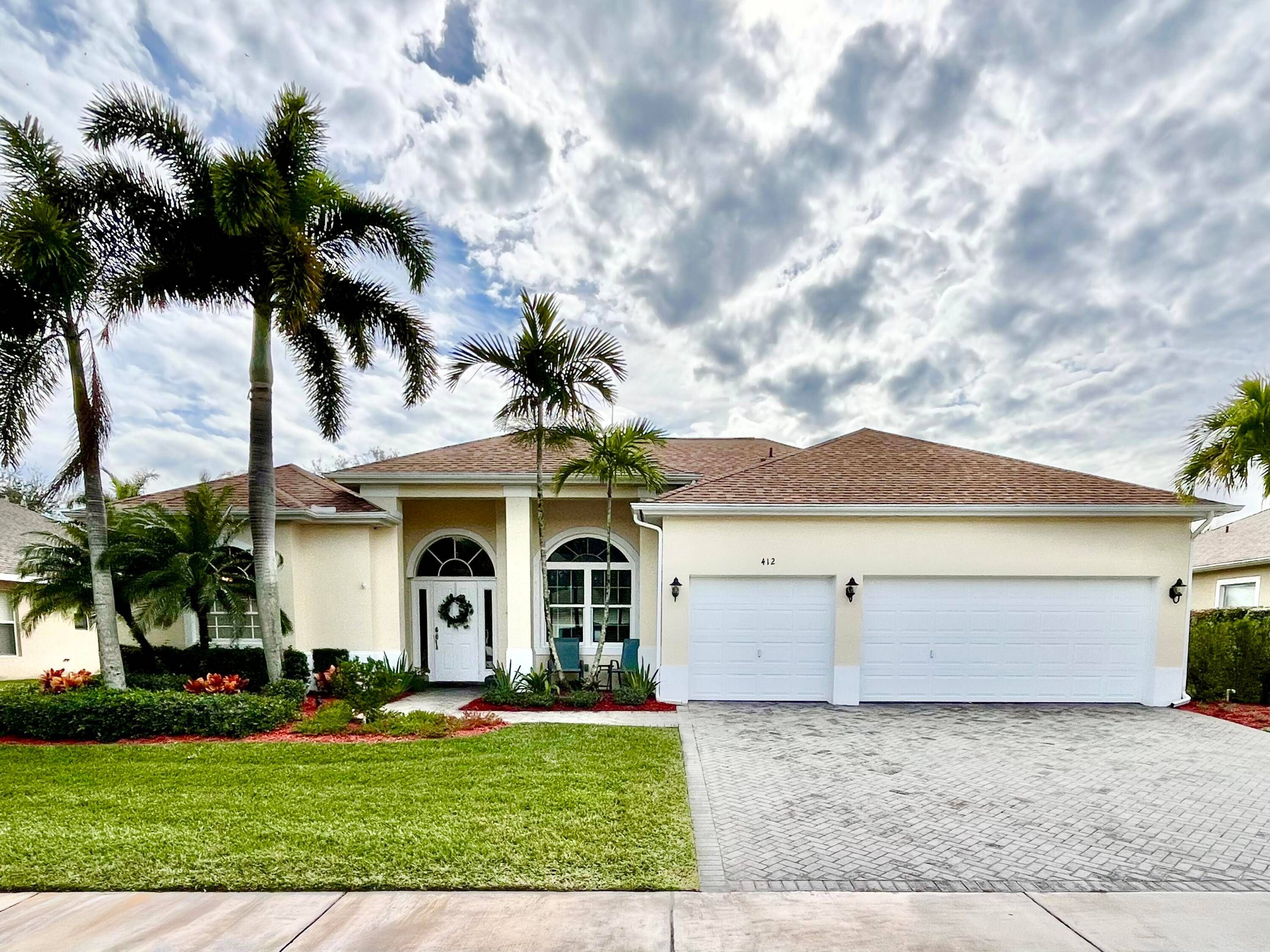Enjoy Long southern lake views from your covered screened lanai.