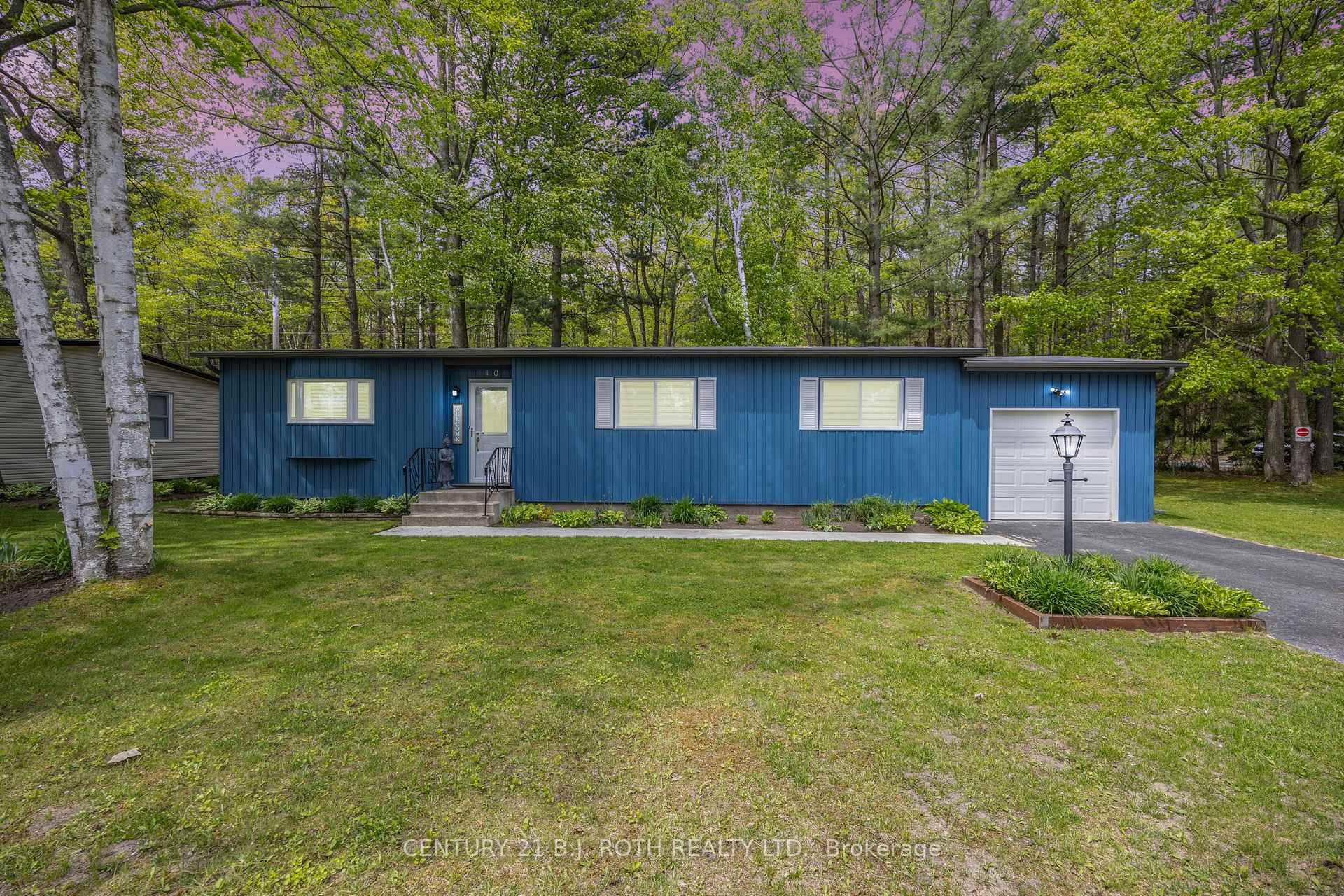 Stylishly Updated Bungalow in 55 Parkbridge Land Lease Community Wasaga Beach Welcome to 10 Allen Drive N, a beautifully modernized bungalow nestled in the sought after 55 Parkbridge land lease ...