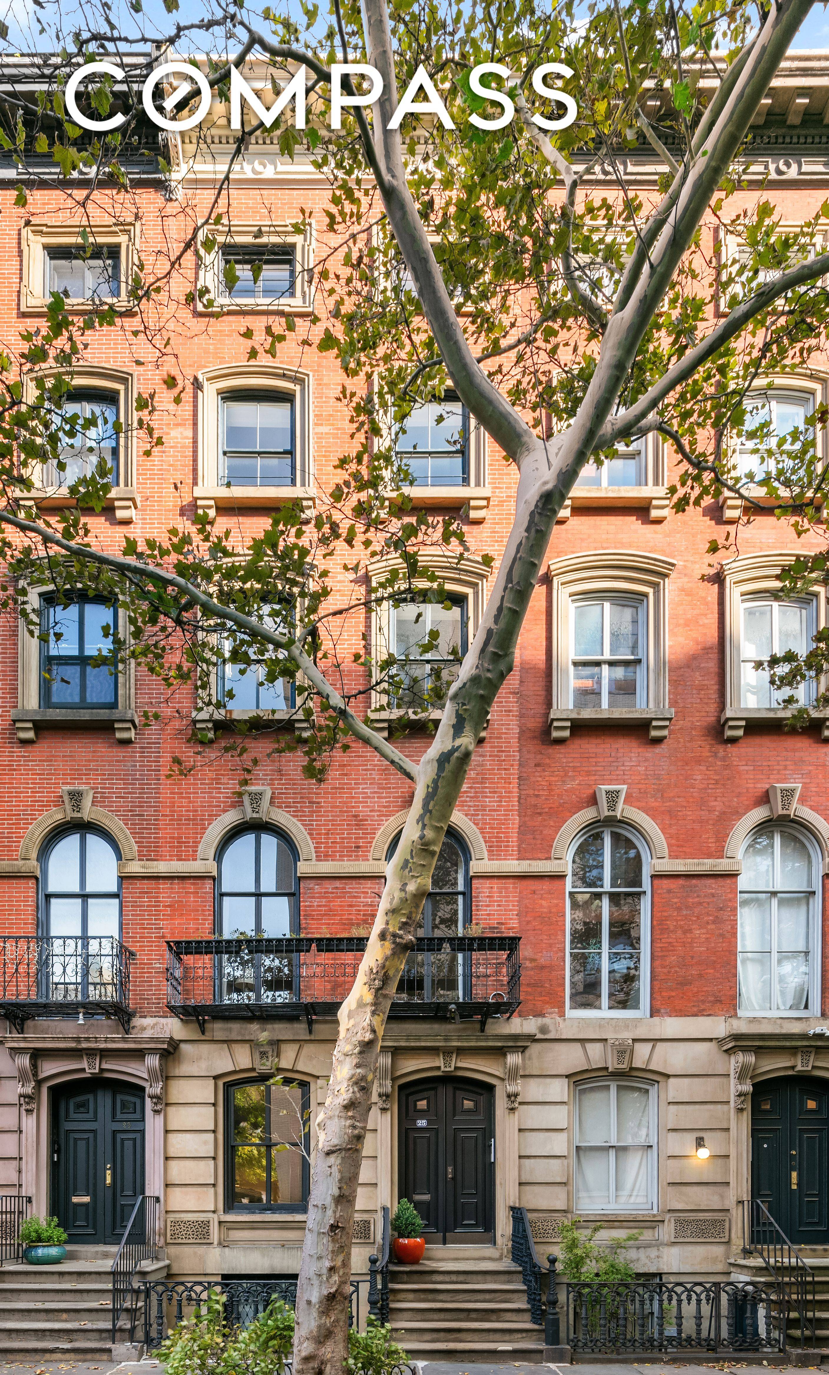 Situated on one of Manhattan s oldest and most picturesque blocks, 25 Stuyvesant Street is a magnificent Anglo Italianate townhouse offering an unparalleled blend of historic charm and modern luxury.