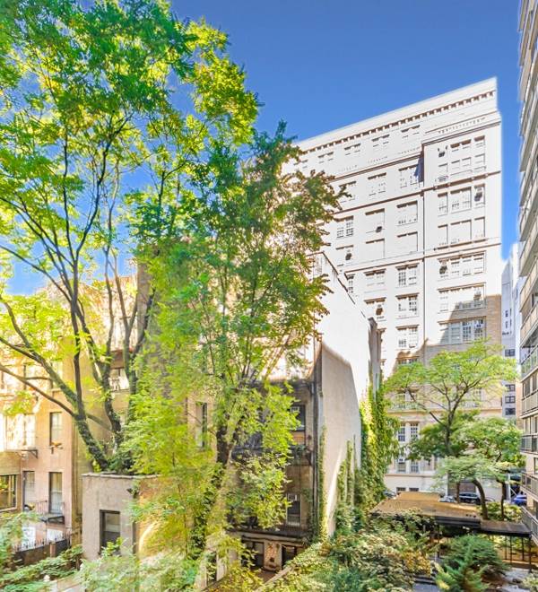 Your Studio SanctuaryNestled at the crossroads of Gramercy and Greenwich Village, this quiet studio offers the perfect combination of comfort, convenience, and serenity.