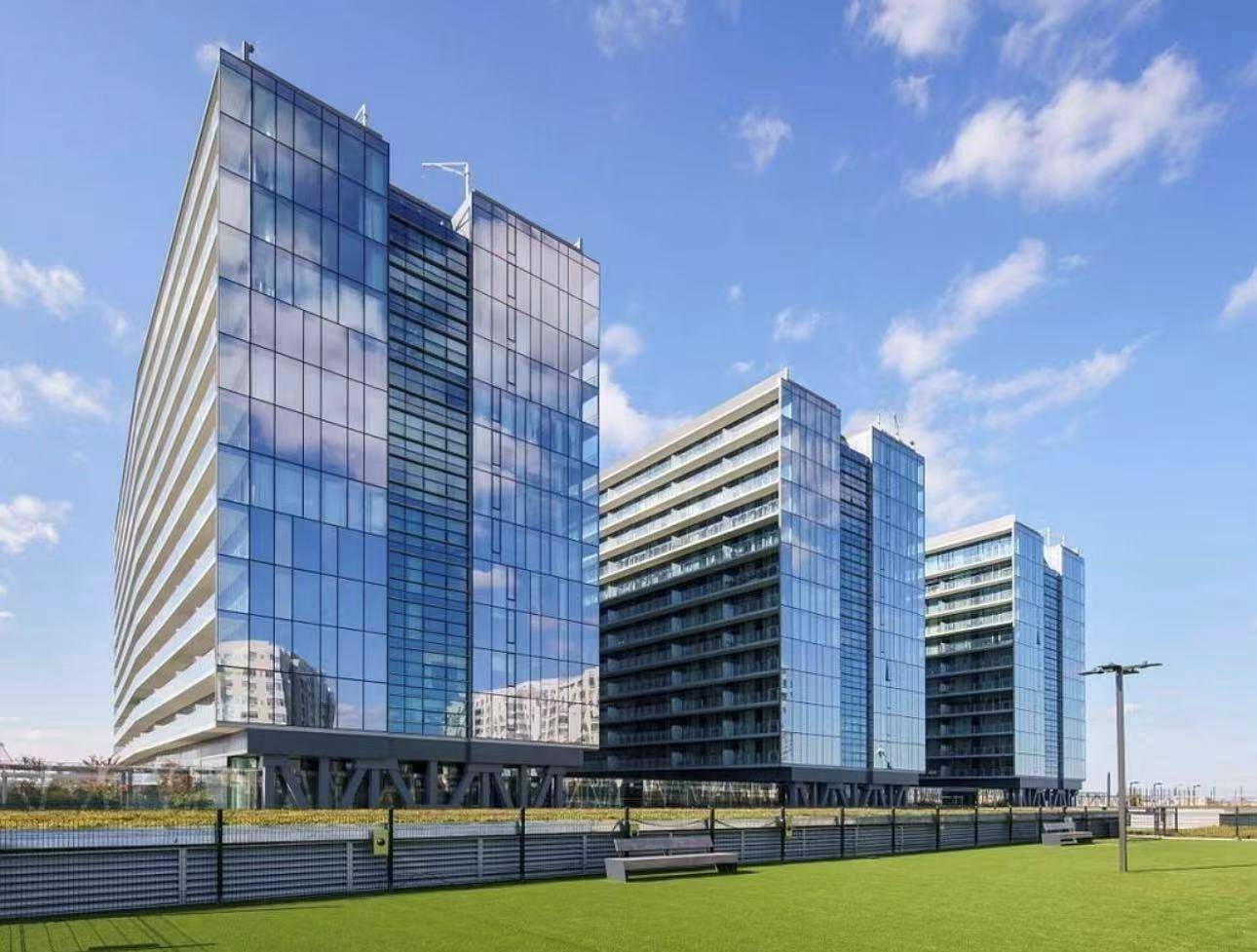 Luxurious Grand one, penthouse one unit, one bedroom, one bathroom, unobstructed view of spectacula Manhattan skyline.