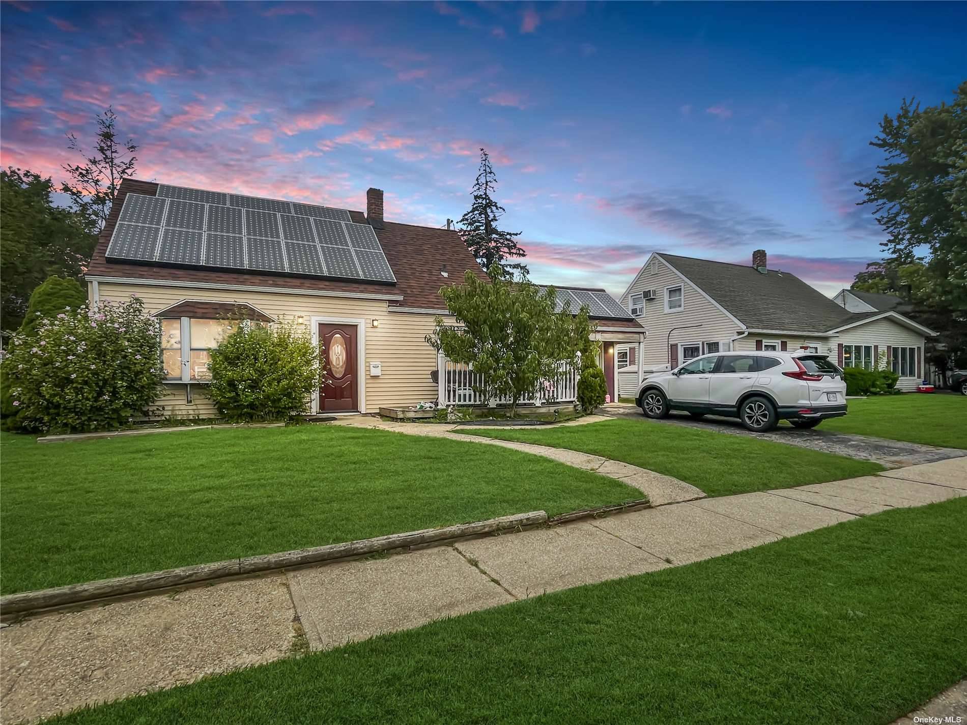 Beautiful Cape in Island Trees school district.