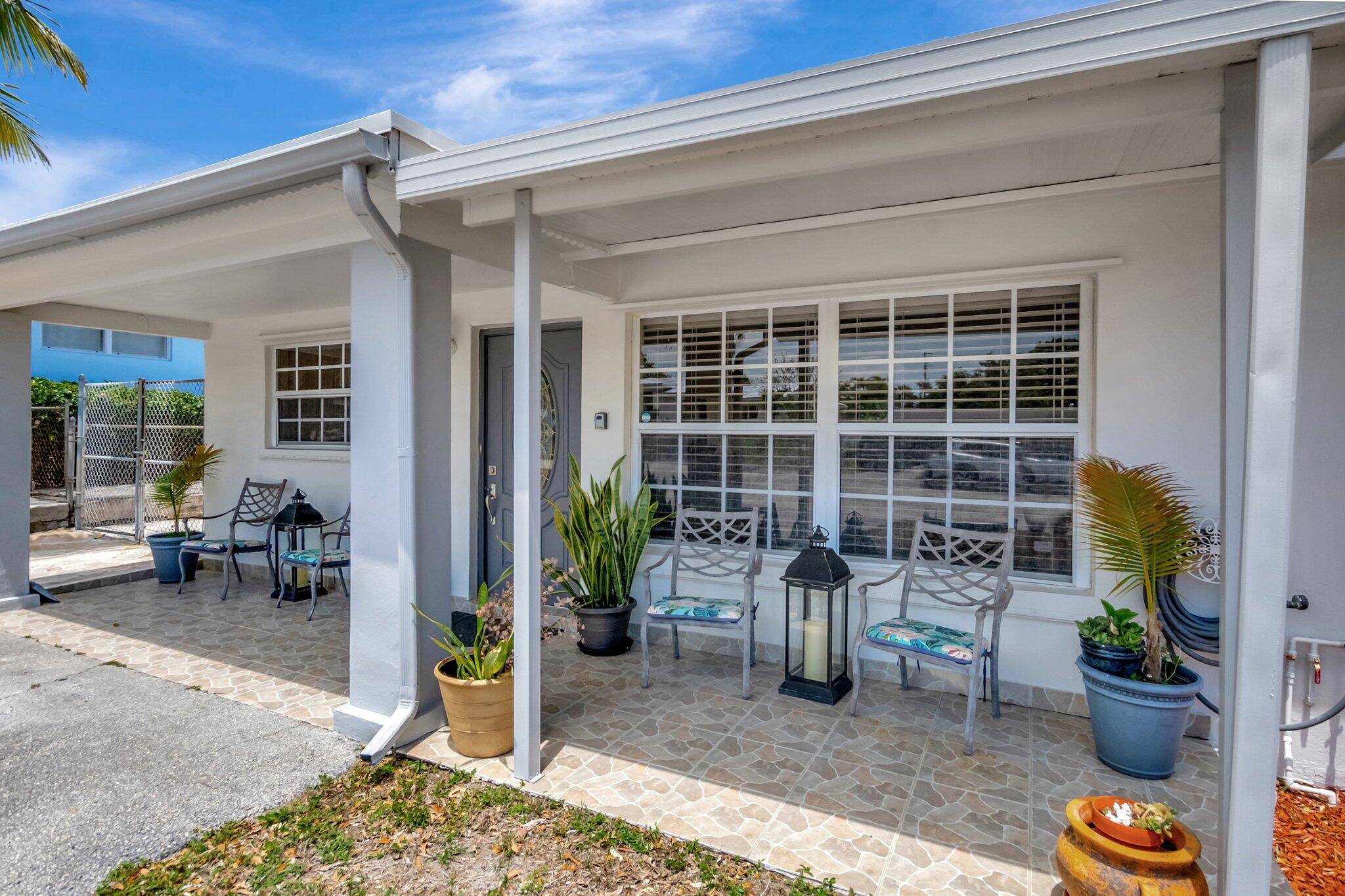 Charming 4 bedroom 2 bath home in the heart of East Boca Raton !