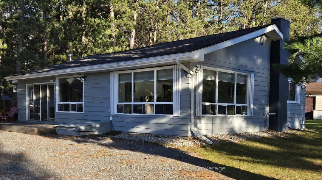 Looking for a flexible rental, available either long or shorter term, this cute 4 bedroom, 1 and 1 2 bathroom, updated home on Santa's Village Road in Bracebridge, is the ...
