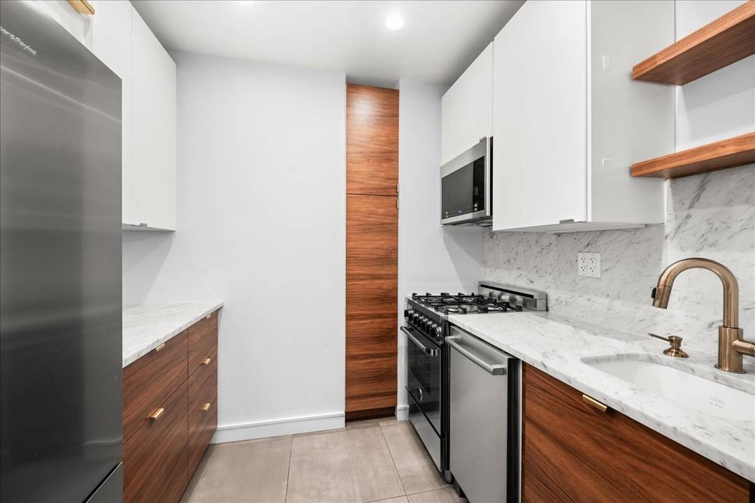 Welcome home to this beautifully renovated one bedroom apartment with Central Park on your doorstep !