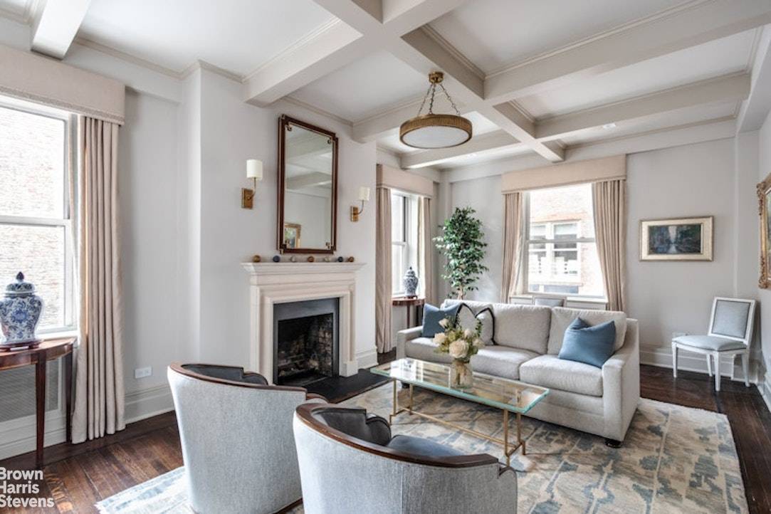 Located in one of Park Avenue's most prestigious cooperative buildings is this elegant 2 bedroom apartment.