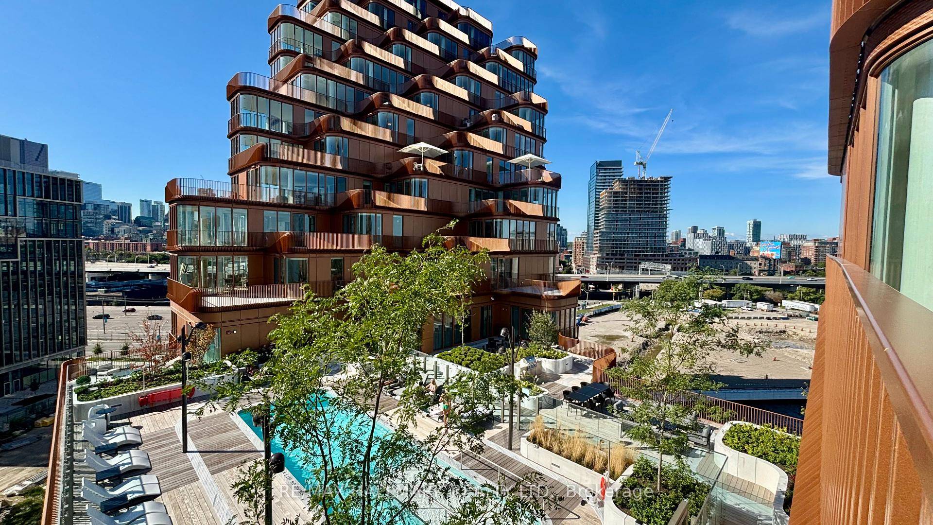 Live by the Lake ! Welcome to Aqualuna by Tridel, an iconic architectural masterpiece on Toronto's coveted waterfront.