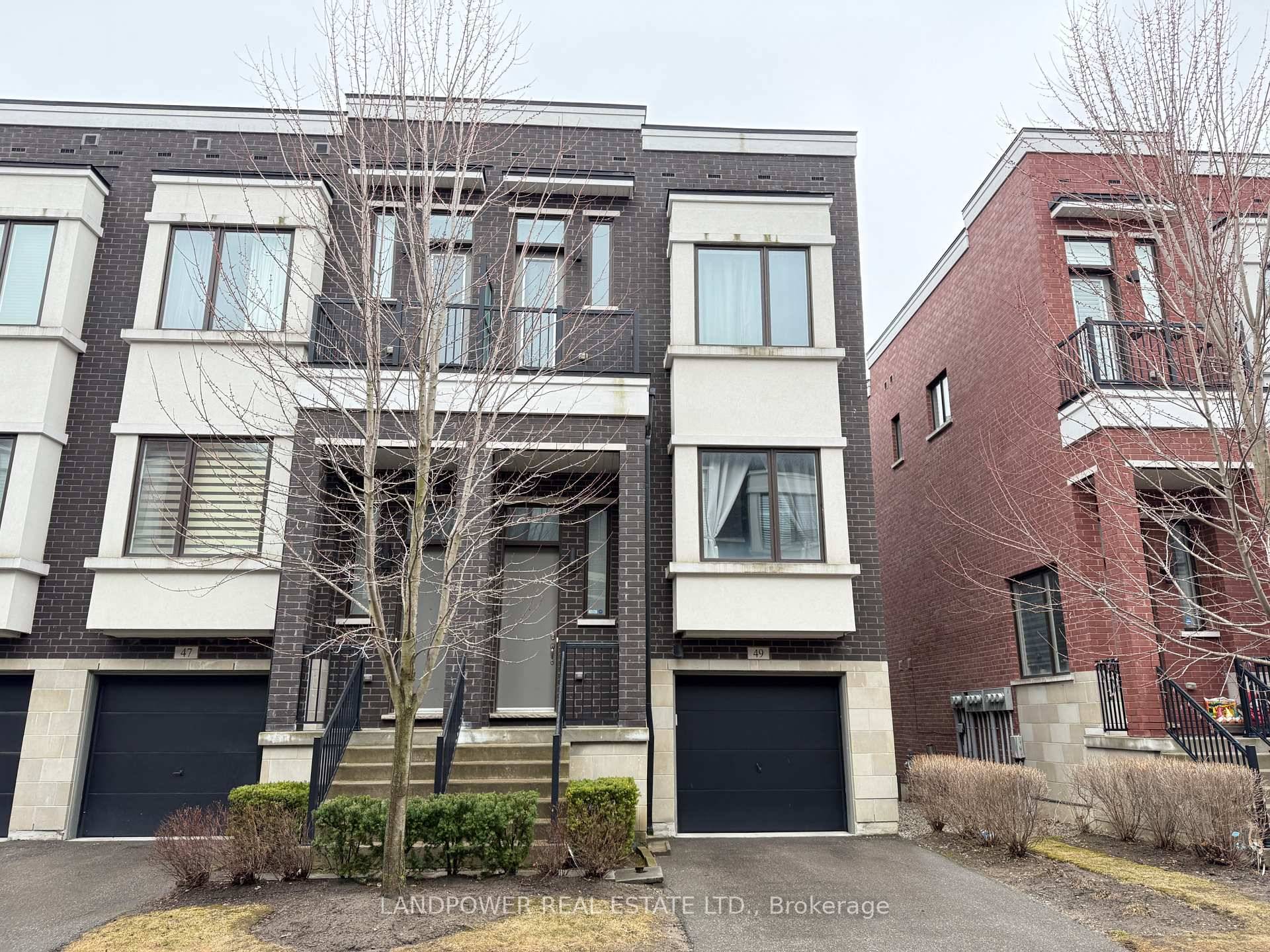Bright and spacious modern end unit townhouse, offering in a sought after Richmond Hill location.