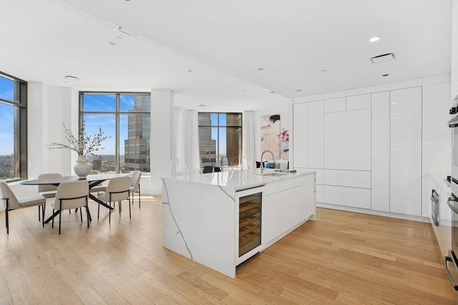 LOGGIA PENTHOUSE LUXURY w UNOBSTRUCTED EAST RIVER VIEWS Exquisite design meets extraordinary views in this beautifully renovated duplex penthouse in prime FiDi.