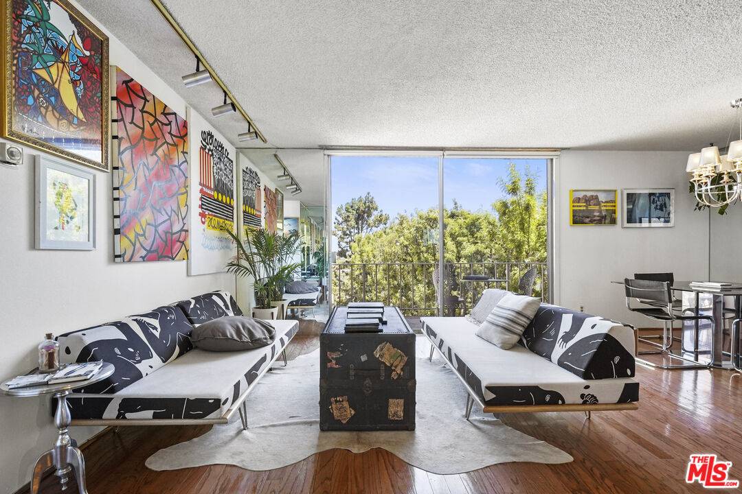100  S Doheny Dr 2BR Beverly Grove La