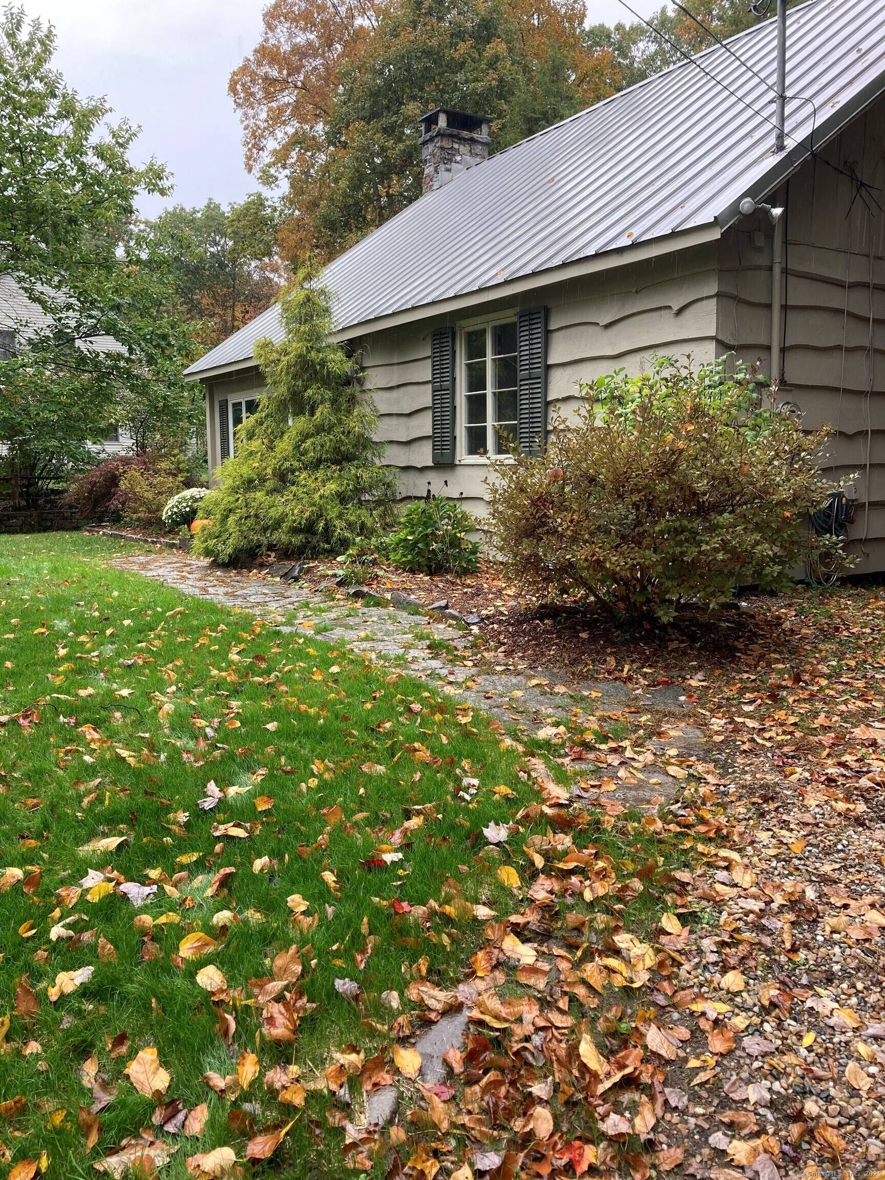 Have yourself an easy breezy summer with this charming 3 bedroom 2 full bath Cottage within walking distance of Lake Waramaug !