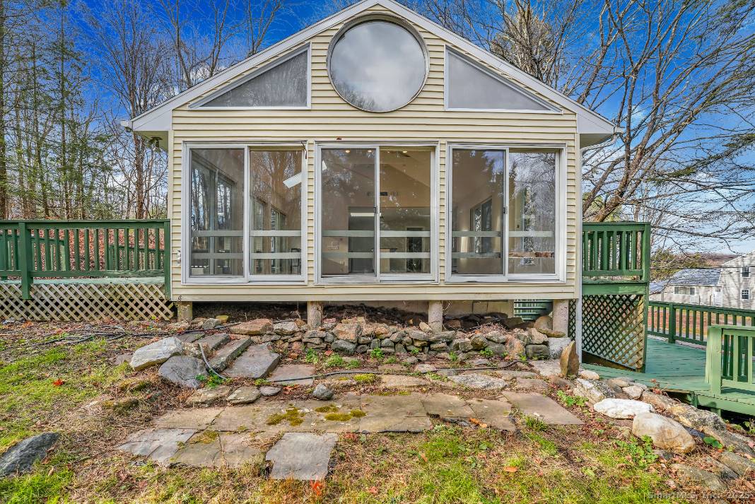 Come view this charming 3 bedroom, 2 full bath, single family home in beautiful Woodbury !