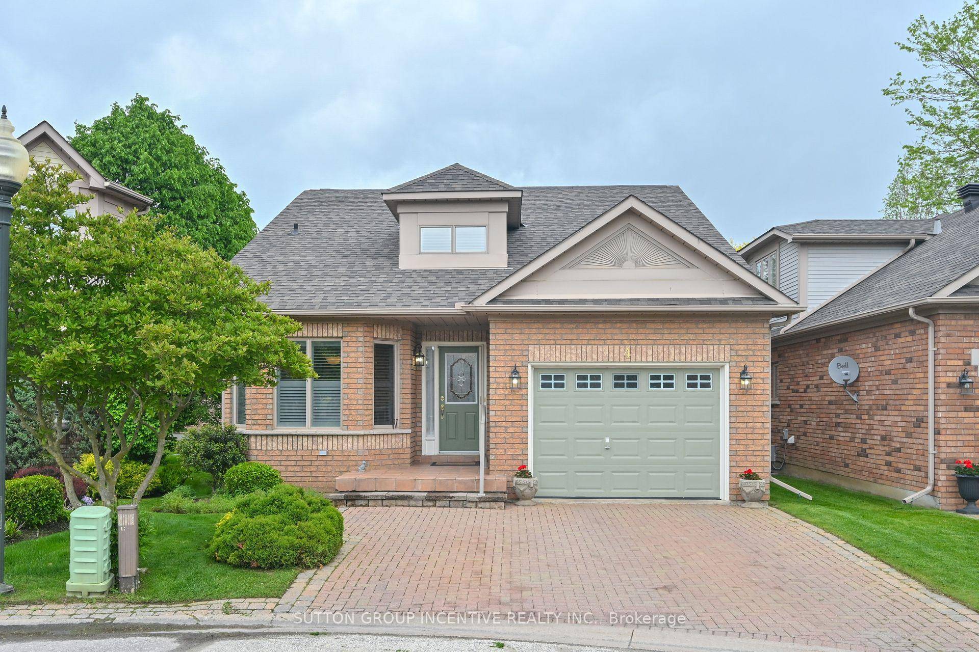 Here is the popular Renoir model without a loft, on a highly valued court location with parking for 3 cars.