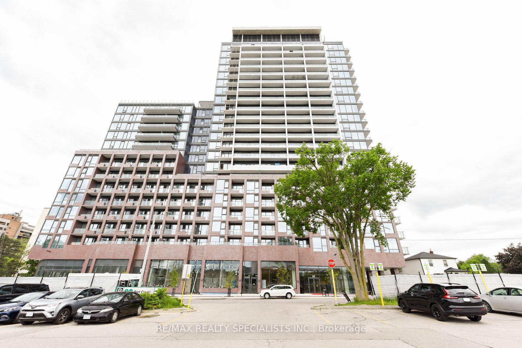 Experience Luxurious Living in the Heart of Port Credit !