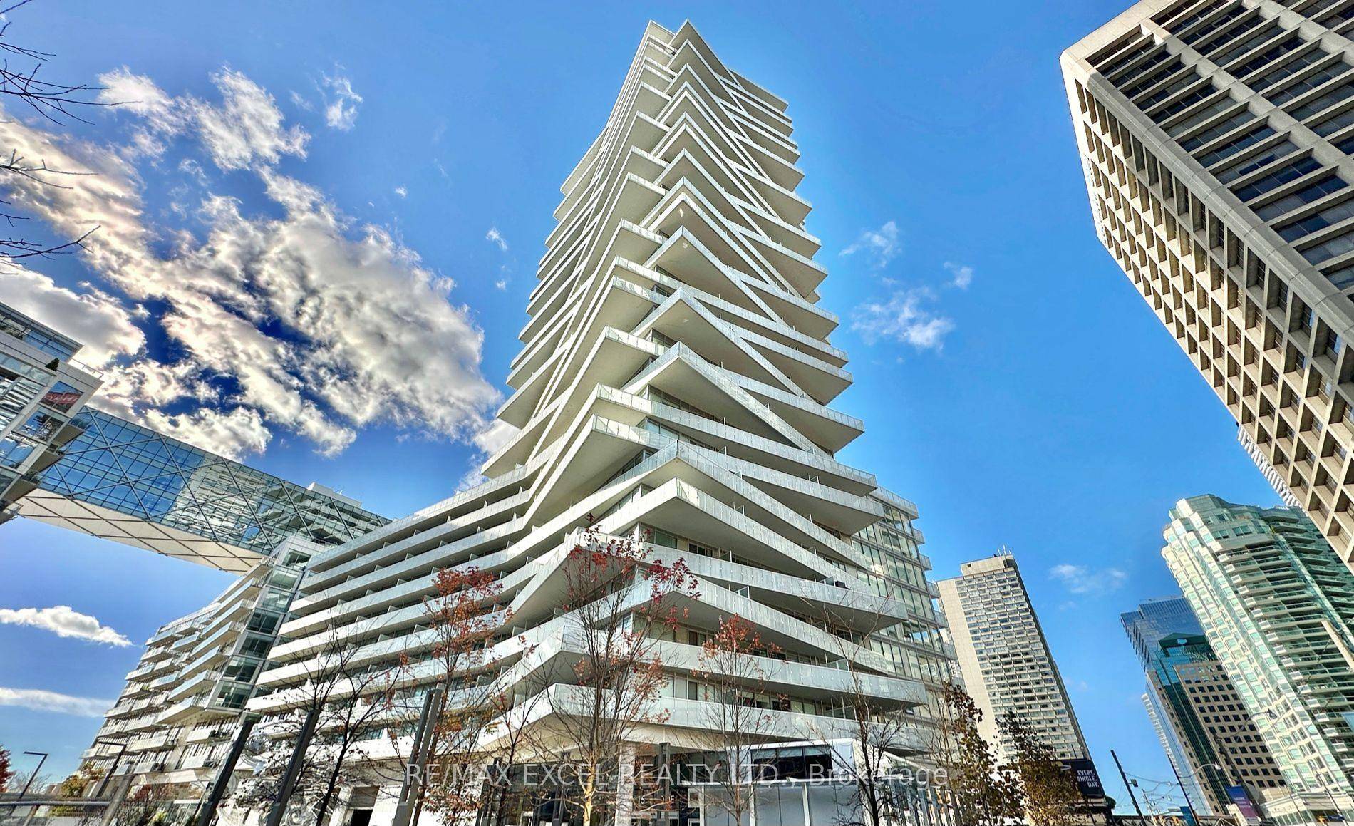 Welcome to Pier 27 tower by the Lake.